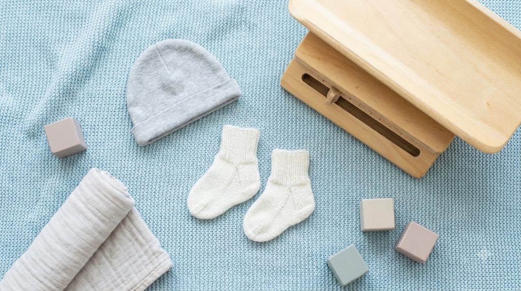2026 미숙아·선천성이상아 의료비 지원|NICU 입원부터 수술비 지원·신청기한까지 3 Baby socks and scale props 20260911002350