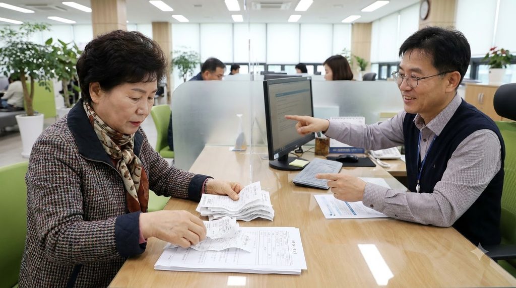 2026 재난적의료비 지원 대상과 소득·재산·병원비 기준을 확인하세요. 4 Woman applying for medical finan… 202609042325